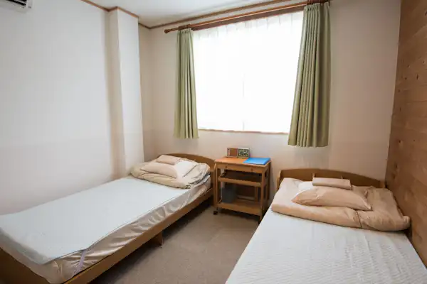 트윈 객실
침대가 나란히 배치된 객실입니다.