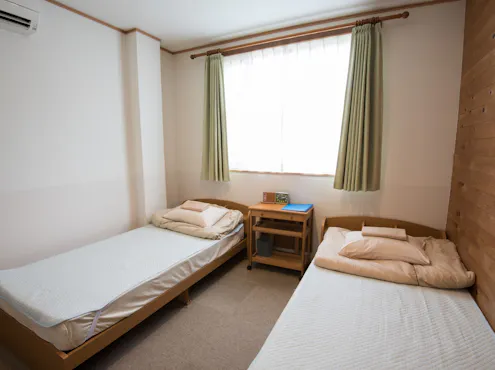 트윈 객실
침대가 나란히 배치된 객실입니다.