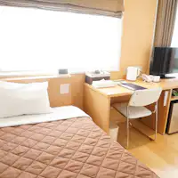 นี่คือห้องพักประเภท C พร้อมพื้นไม้