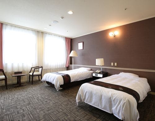 窓から三朝の温泉街を一望できるお部屋です