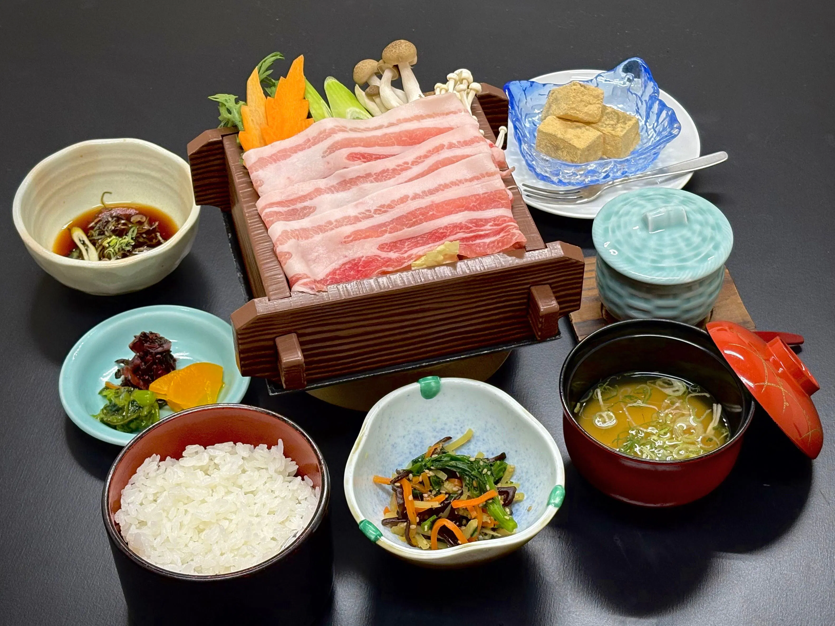 เมนูหลักคือหมูนึ่งพร้อมผักในซึ้งนึ่ง