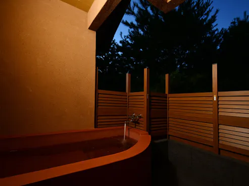 Main building room with open-air bath, Room 309.