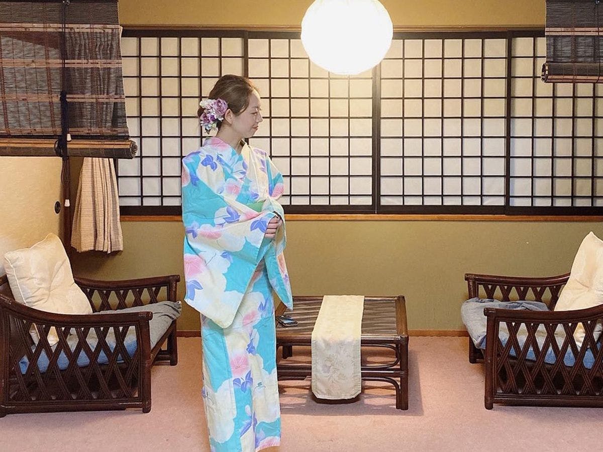 หากคุณนำชุดยูกาตะมา เจ้าของจะช่วยสวมใส่ให้ฟรี