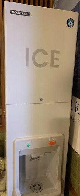 Mesin pembuat es (di dalam ruang santai lantai 1)