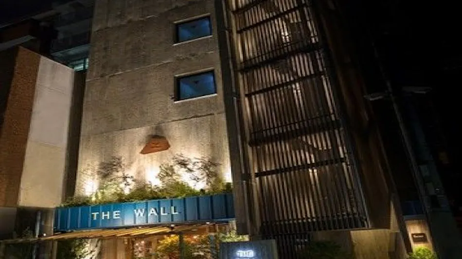 THE WALL HOTEL