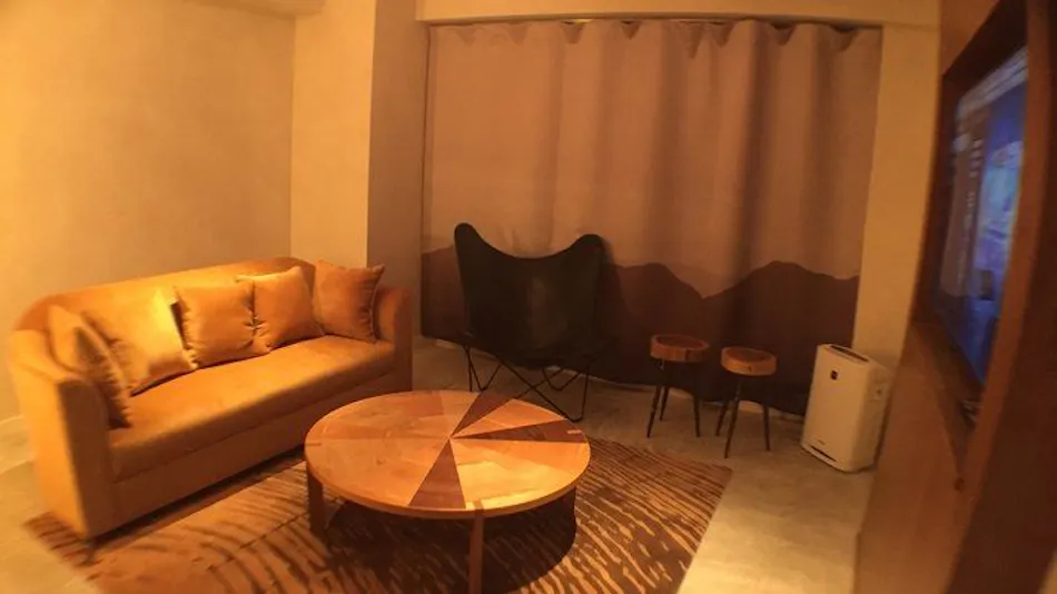 THE WALL HOTEL