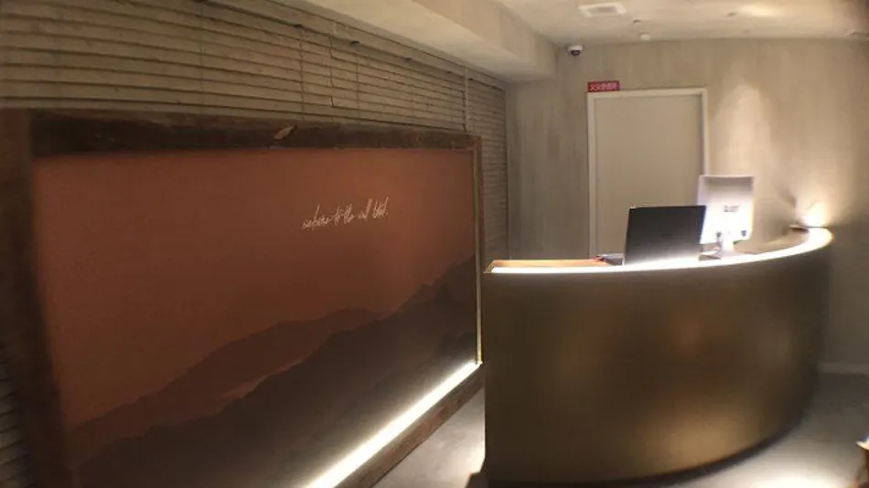 THE WALL HOTEL