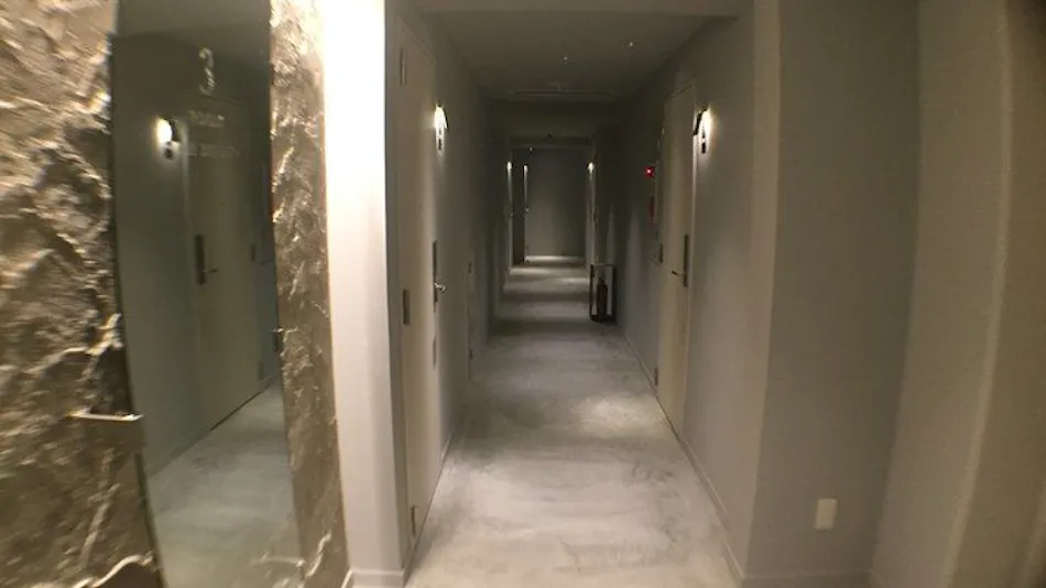 THE WALL HOTEL