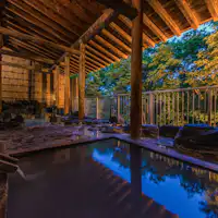 【암석 및 히노키 노천탕】