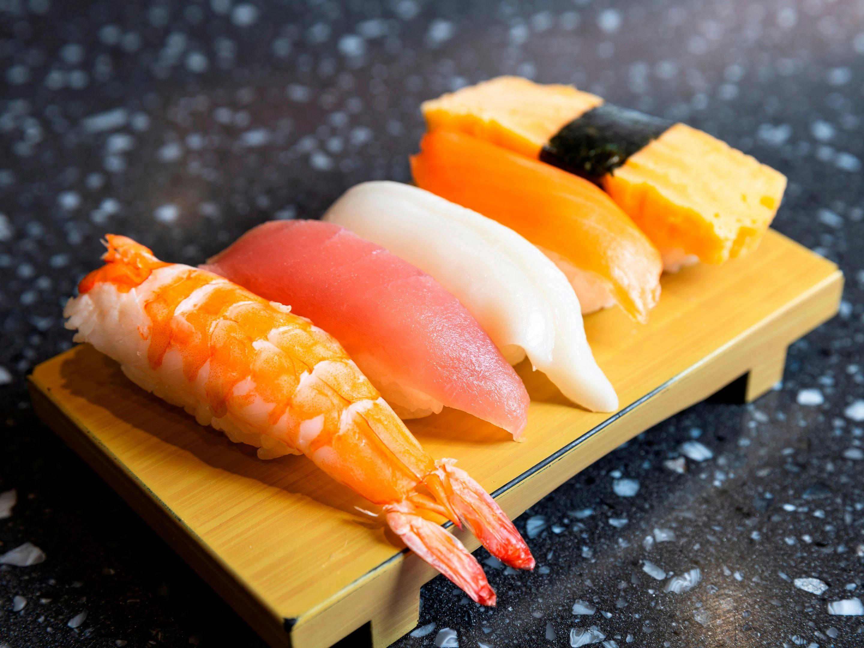 ตัวอย่างบุฟเฟ่ต์อาหารเย็นในอาคารหลัก