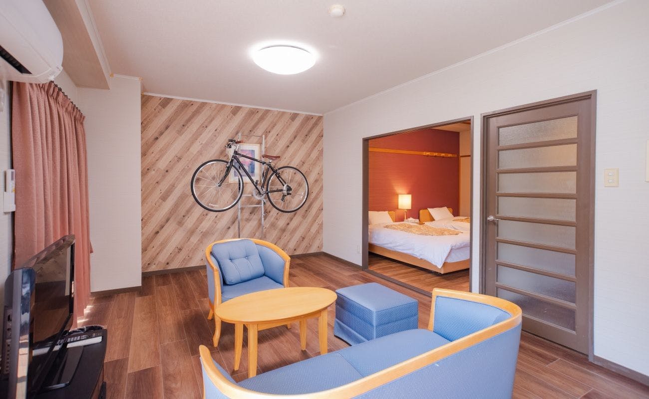 สามารถนำจักรยานเข้ามาได้ (มีขาตั้ง)