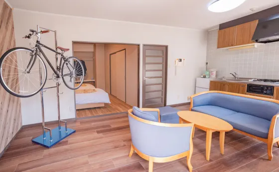 สามารถนำจักรยานเข้ามาได้ (มีขาตั้ง)