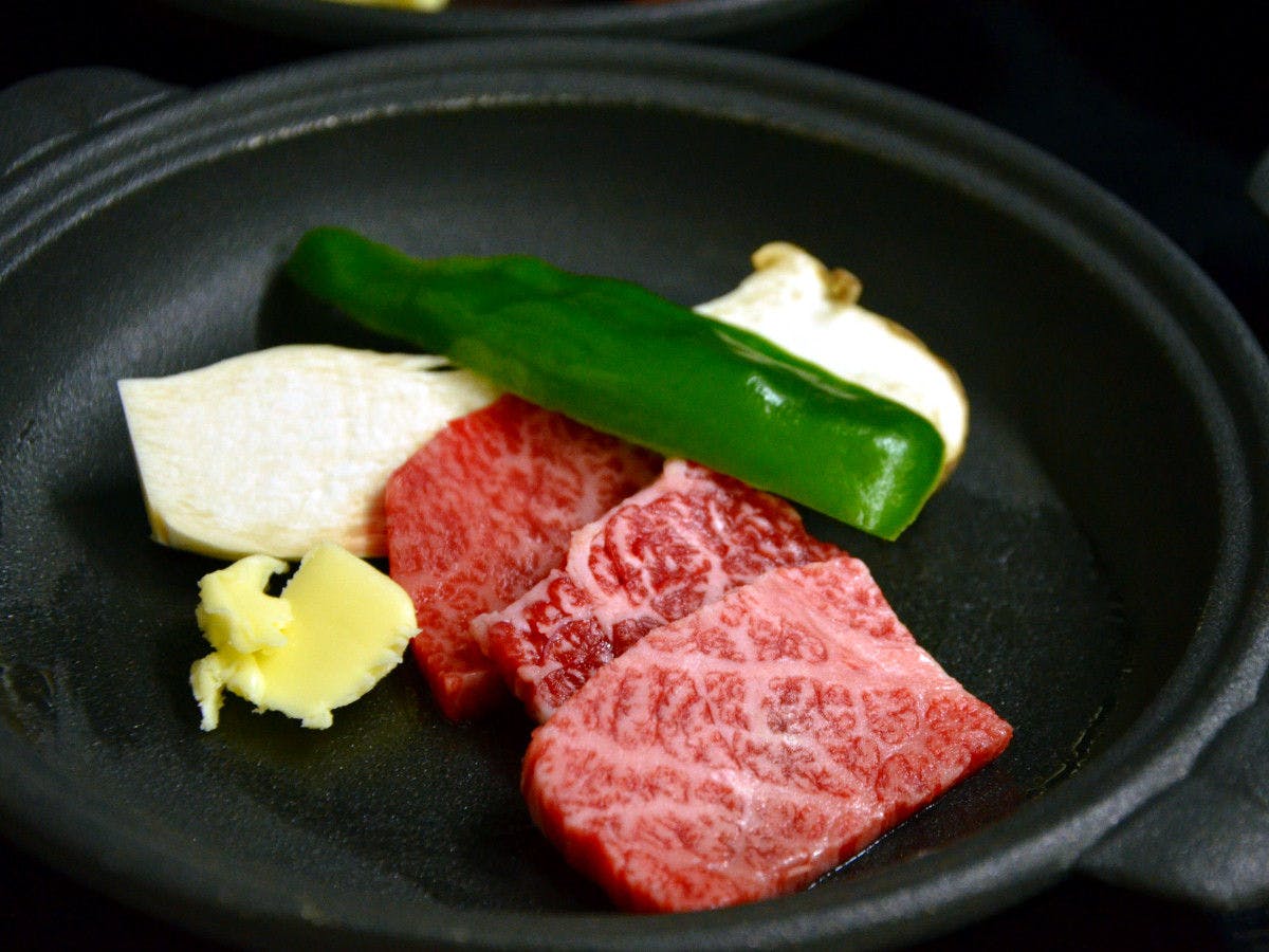 เนื้อเซนไดย่างบนกระทะเหล็ก