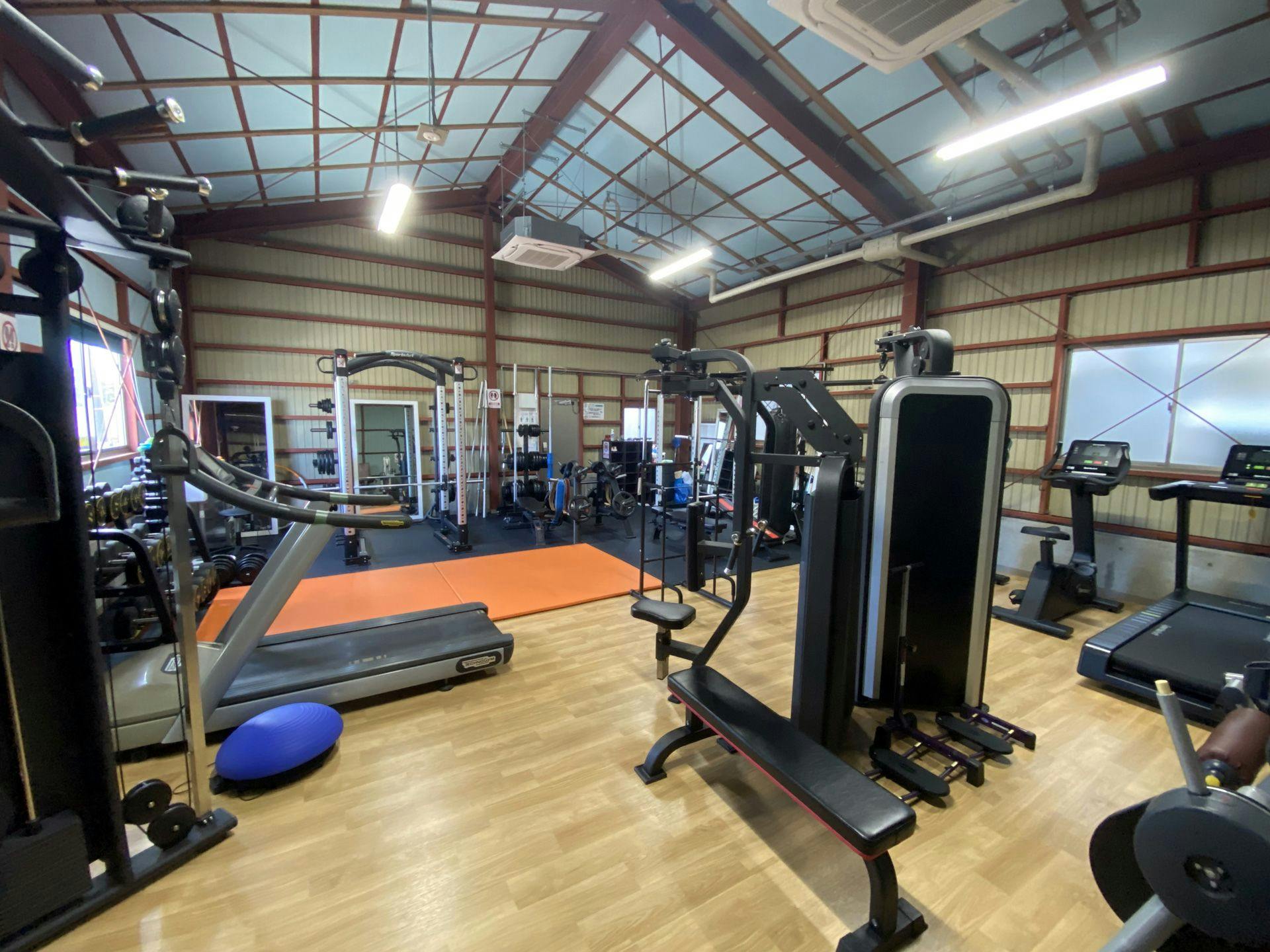 Pemandangan keseluruhan gym