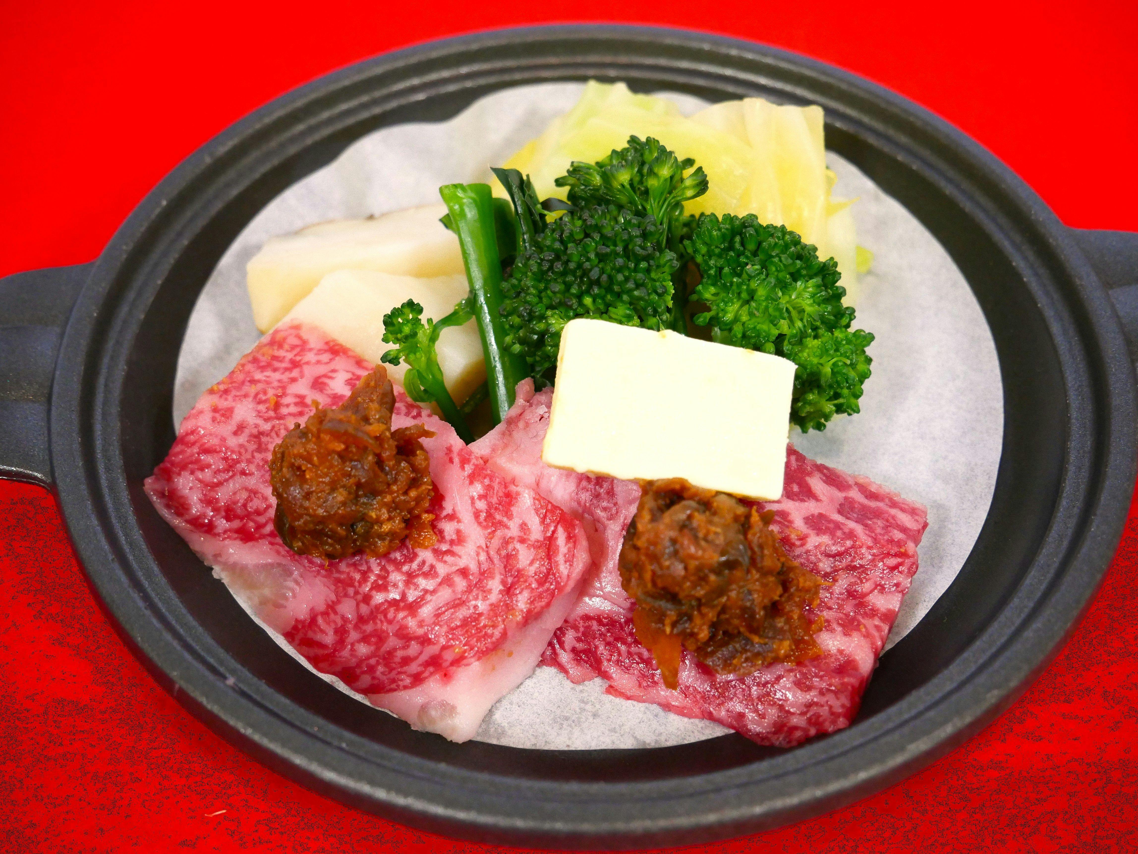 Rencana Pilihan Khusus April–Juni: Zao Beef Panggang di Atas Piring Keramik