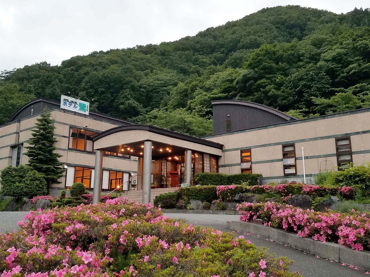 ผ่อนคลายในน้ำพุร้อนของที่พักที่ล้อมรอบด้วยธรรมชาติอันงดงาม♪