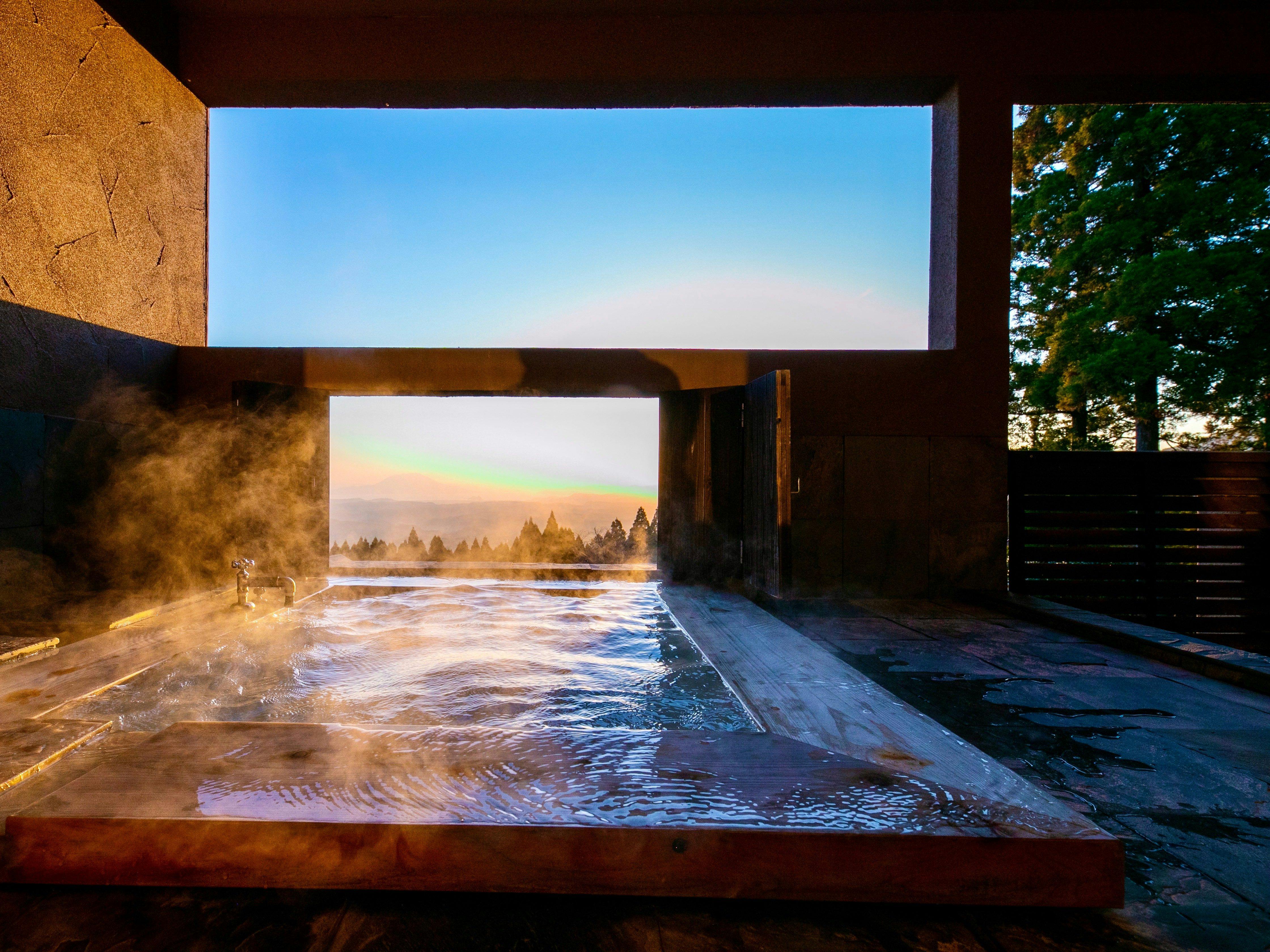 บ่อน้ำพุร้อนกลางแจ้งที่ถูกย้อมสีโดยพระอาทิตย์ตก