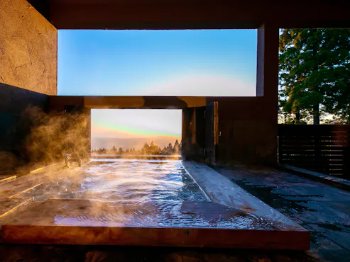 บ่อน้ำพุร้อนกลางแจ้งที่ถูกย้อมสีโดยพระอาทิตย์ตก