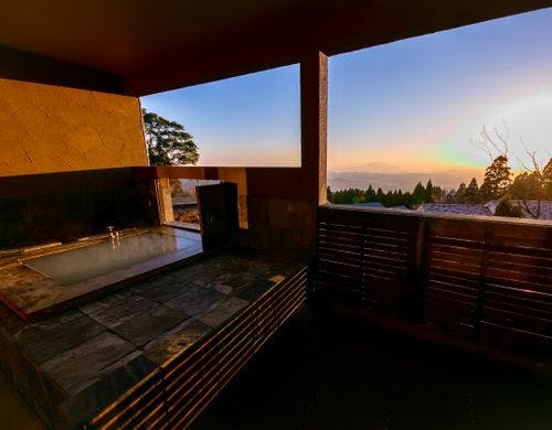 湯船から桜島が見渡せます。