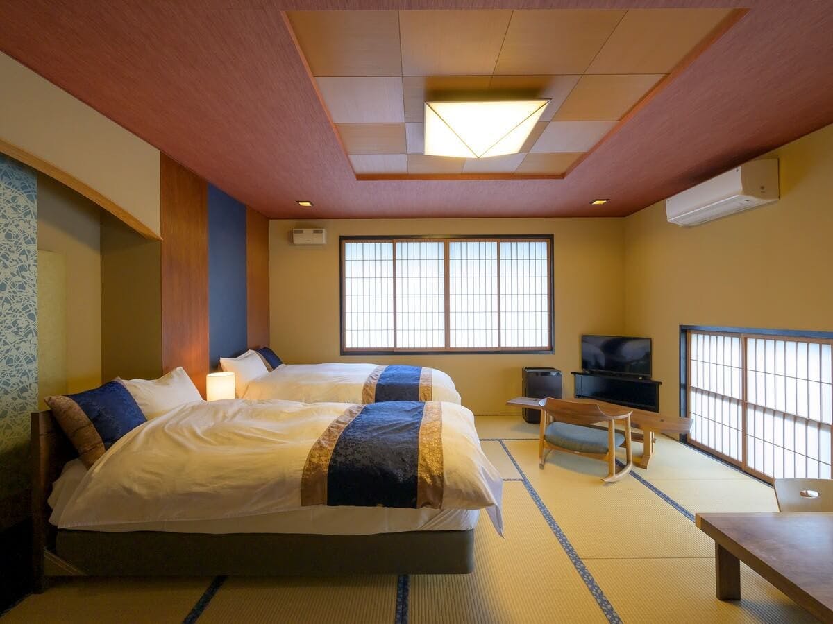 มีพื้นที่โต๊ะข้างเตียงด้วย