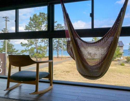 海を眺める広々和室でお寛ぎください。