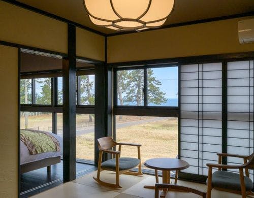 リビングの大きな窓からは、日本海の眺望。