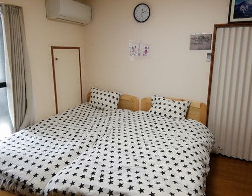 京の宿西大路の客室シングルベッドです。