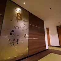 พื้นที่ส่วนกลางที่ให้ความรู้สึกอบอุ่นด้วยสไตล์ไม้.