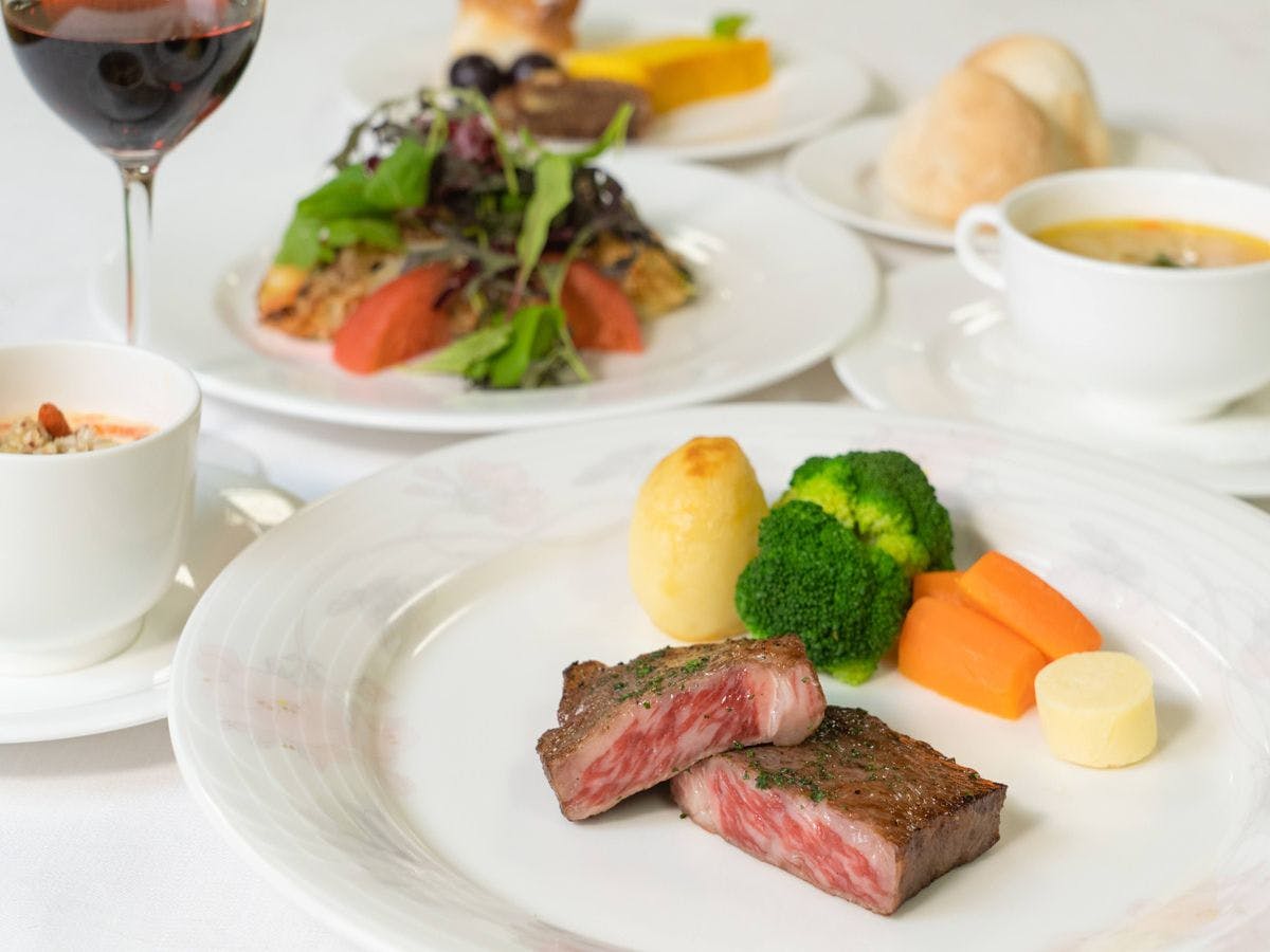 季節の食材を使った欧風ディナー（一例）