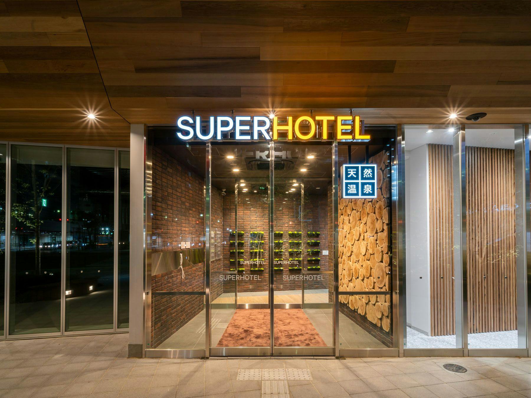 Pintu masuk akan dikunci selepas jam 12 tengah malam.