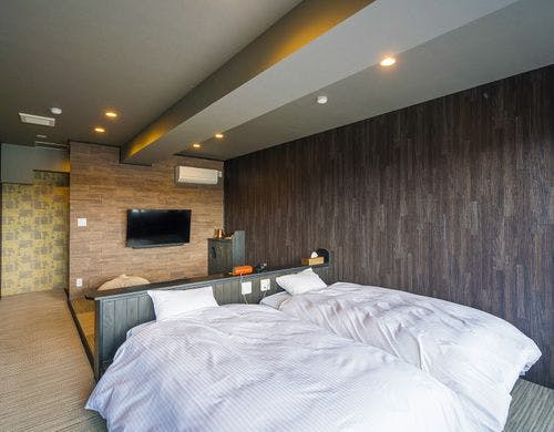 黒を基調とした大人の露天風呂付客室