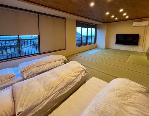 広々とした和室にマットレスを３つご用意