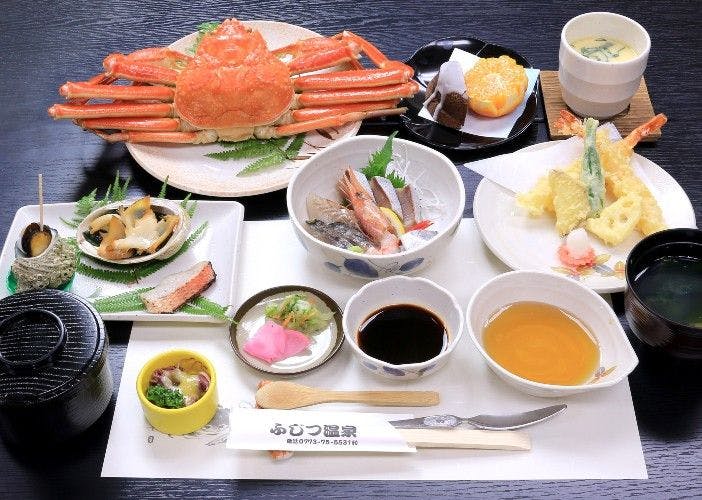 우메 가이세키에 지금만 한정으로 삶은 게 1마리 포함.