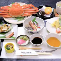 梅会席限时附赠一只煮熟的螃蟹。