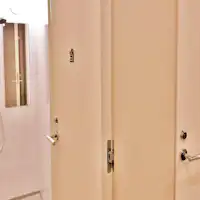 淋浴間(每層樓有3間)