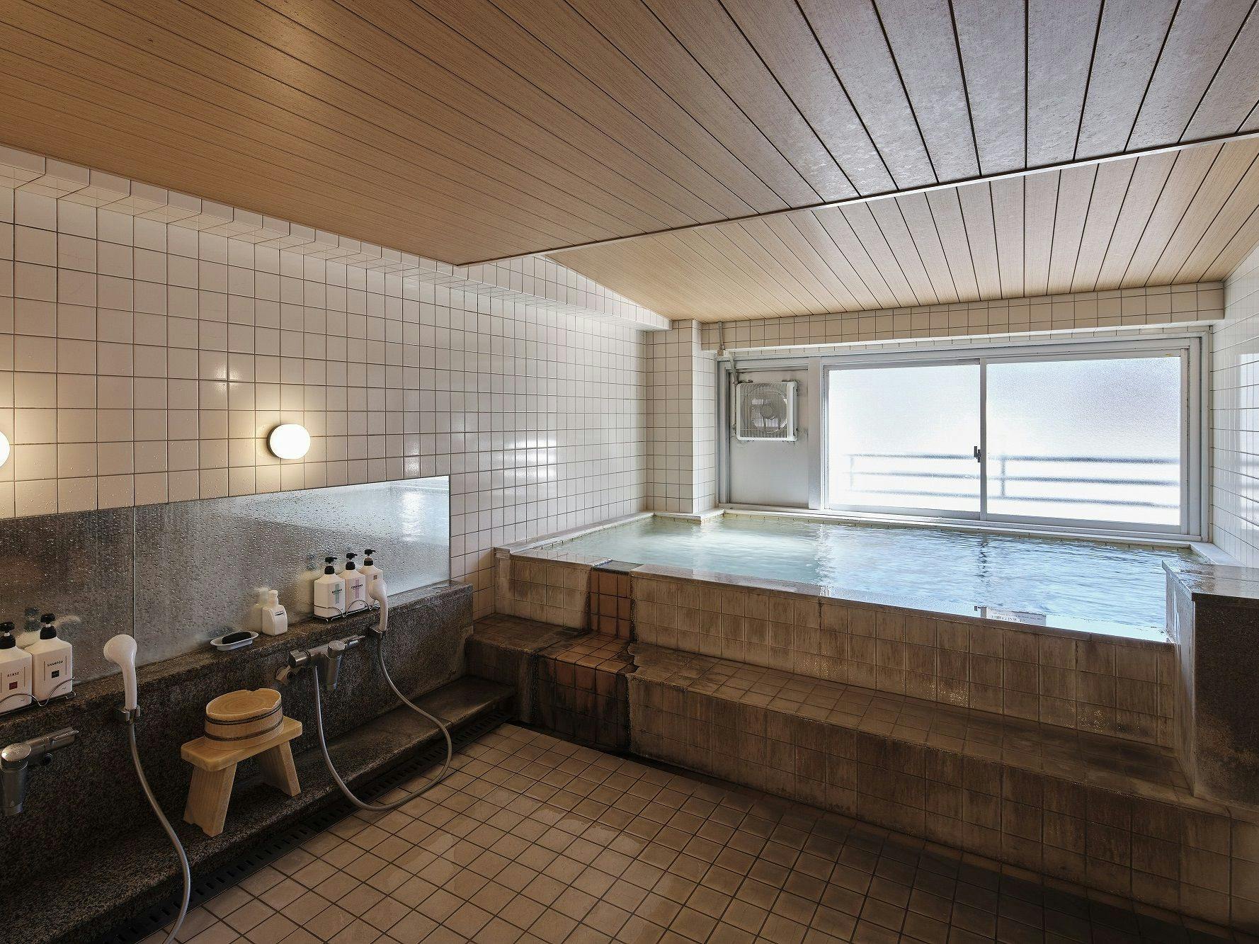 ห้องอาบน้ำสาธารณะขนาดใหญ่ที่ทำจากไม้ฮิโนกิ
