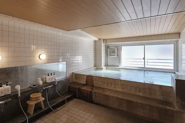 ห้องอาบน้ำสาธารณะขนาดใหญ่ที่ทำจากไม้ฮิโนกิ