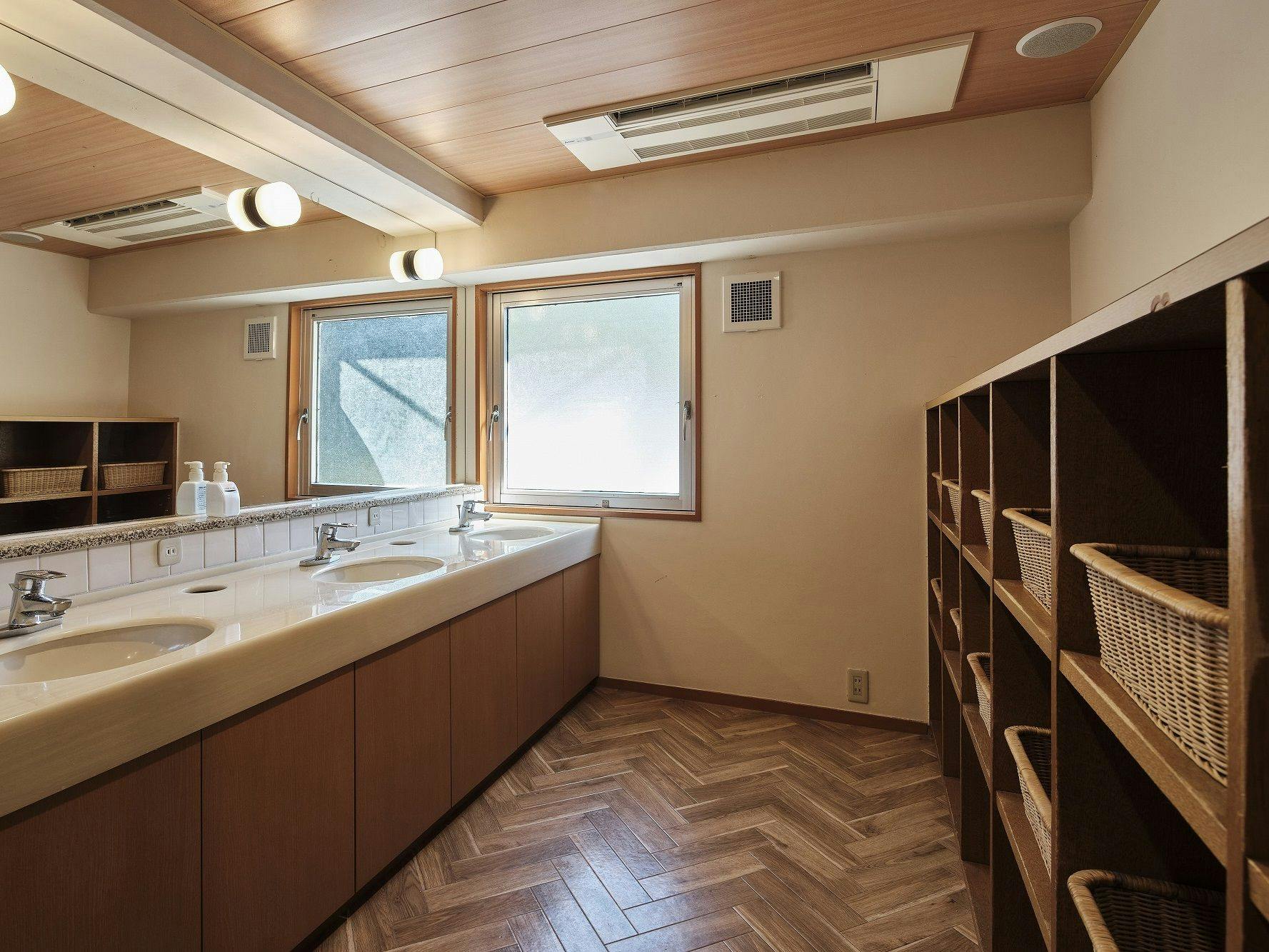 ห้องเปลี่ยนเสื้อผ้าในห้องอาบน้ำสาธารณะ (มีไดร์เป่าผม)