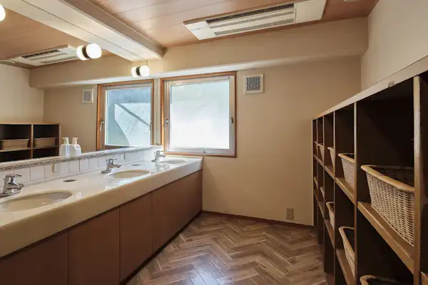 ห้องเปลี่ยนเสื้อผ้าในห้องอาบน้ำสาธารณะ (มีไดร์เป่าผม)