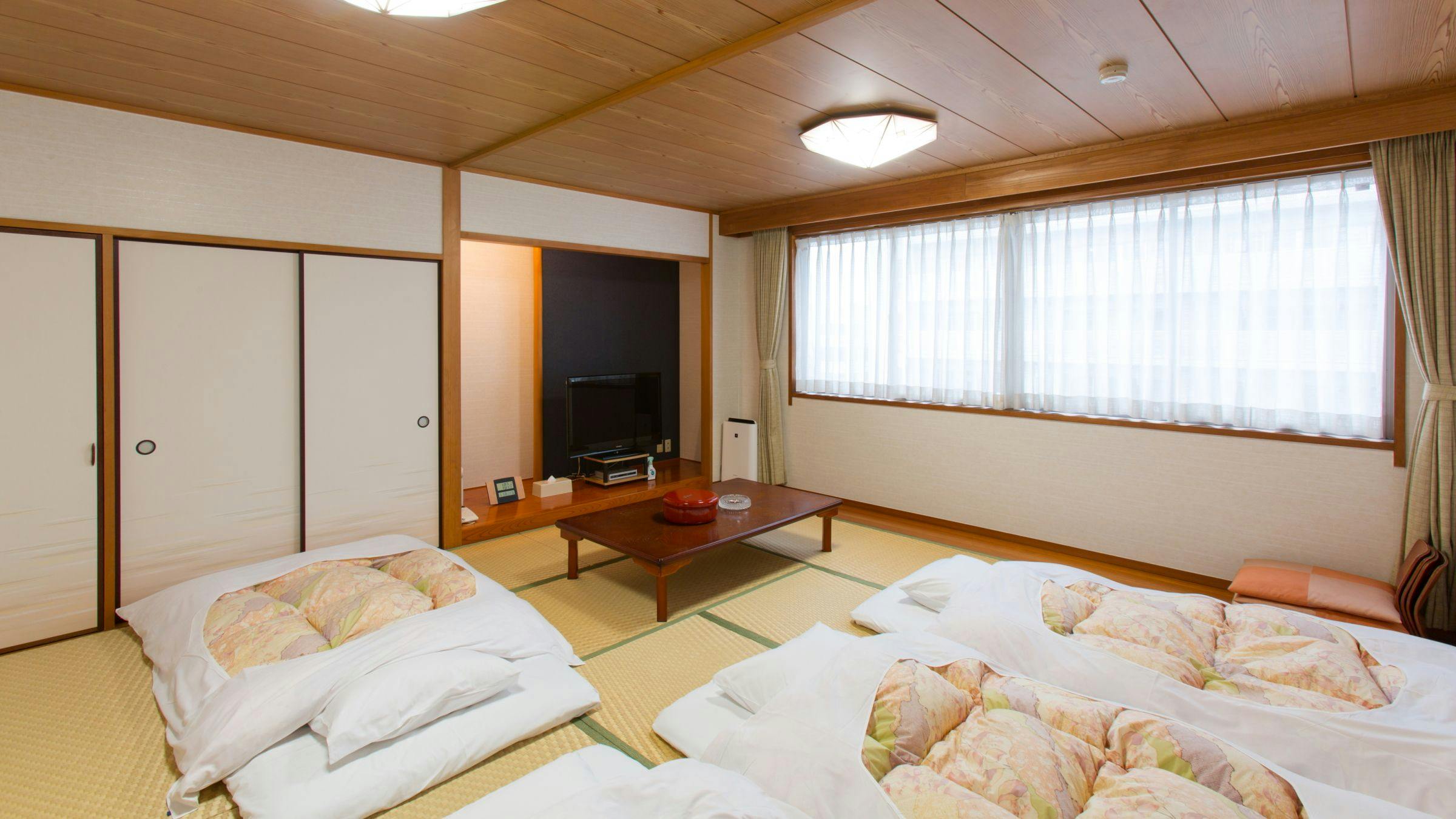 ห้องสไตล์ญี่ปุ่น 12.5 เสื่อทาทามิ (สูงสุด 6 ท่าน)