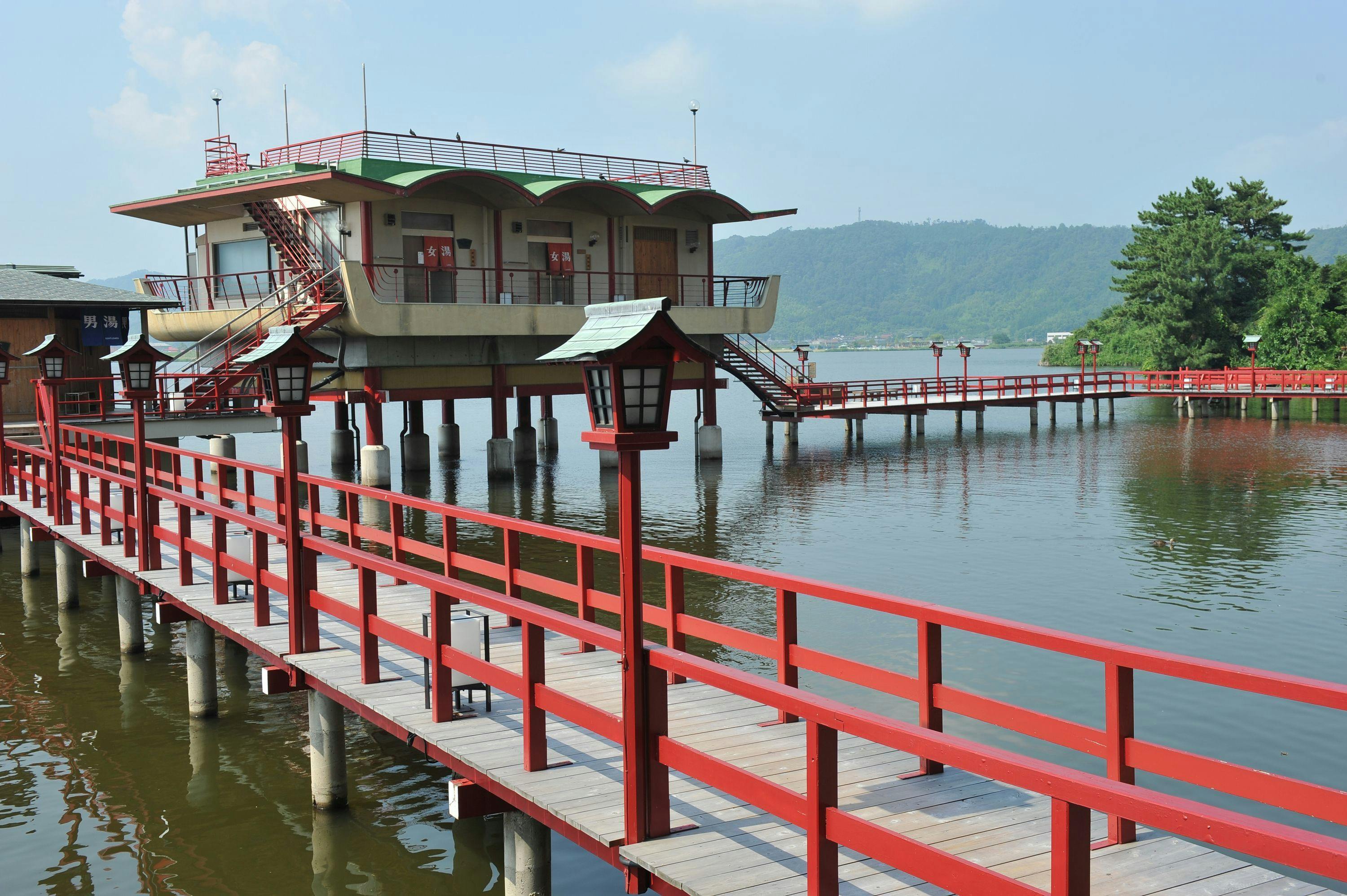 เส้นทางชมบ่อน้ำพุร้อนริมทะเลสาบ