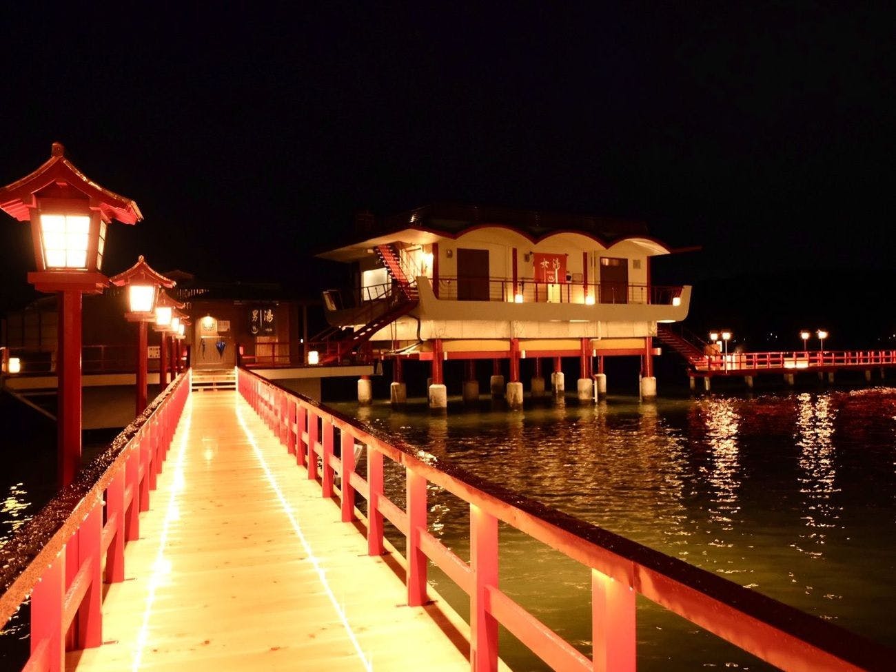 บ่อออนเซ็นกลางแจ้งริมทะเลสาบ　ภาพภายนอกยามค่ำคืน