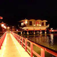 บ่อออนเซ็นกลางแจ้งริมทะเลสาบ ภาพภายนอกยามค่ำคืน