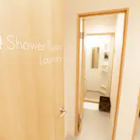 ห้องอาบน้ำฝักบัวเปิดให้บริการตลอด 24 ชั่วโมง