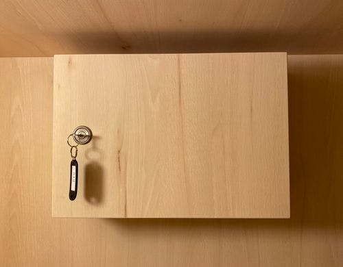 各ベッドに貴重品入れが備え付いております