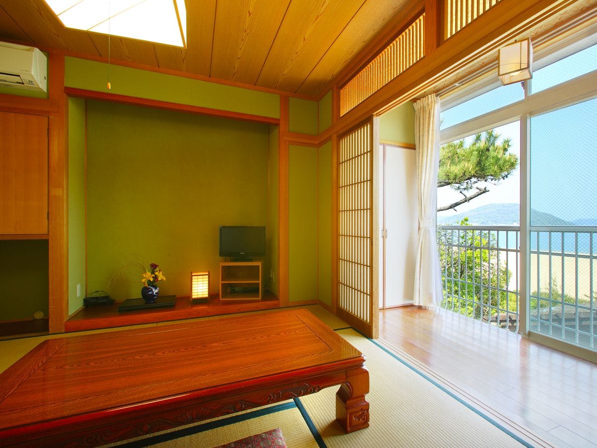 Kamar bergaya Jepang dengan pemandangan laut