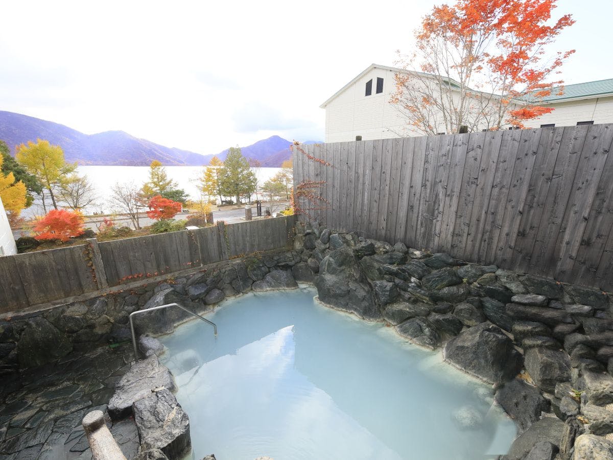 【อ่างอาบน้ำกลางแจ้ง】เพลิดเพลินกับใบไม้เปลี่ยนสีในฤดูใบไม้ร่วง