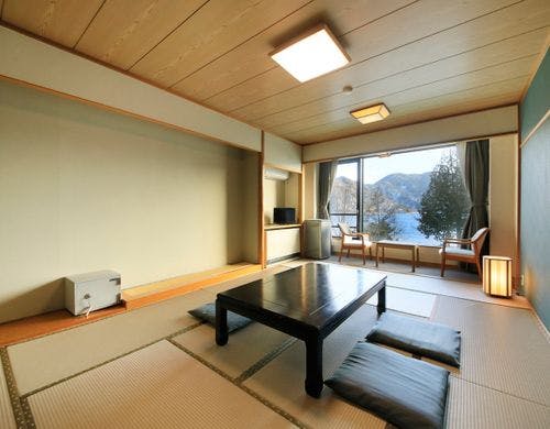 【和室】湖ビューの広縁は憩いの場