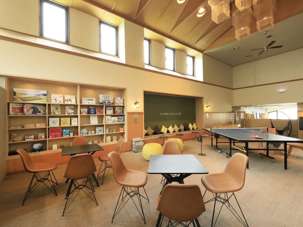 เลานจ์ที่มีโต๊ะปิงปองและบอร์ดเกมให้เลือกเล่นหลากหลาย