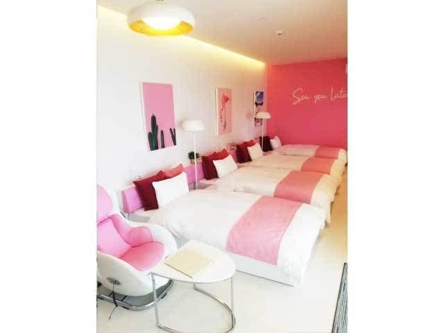 สีชมพู, 4 เตียง